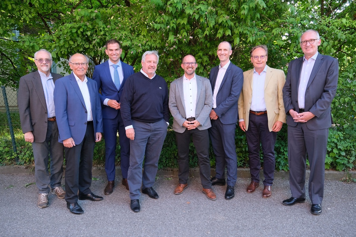 Auf dem Foto (v.l.n.r.): Frank Leinberger, Josef Mederer, Maximilian Böltl, Guido Kambli, Reiner Ulbricht, Thomas Hafner, Markus Muth, Joachim Becker Auf dem Foto (v.l.n.r.): Frank Leinberger, Josef Mederer, Maximilian Böltl, Guido Kambli, Reiner Ulbricht, Thomas Hafner, Markus Muth, Joachim Becker